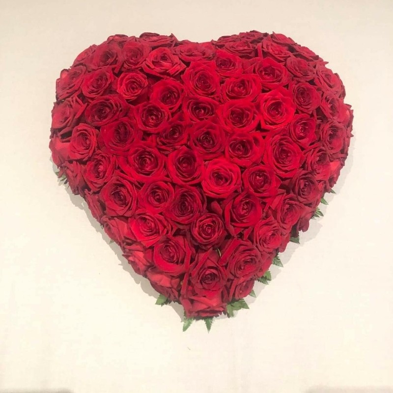 https://www.brendas-flowers.co.uk/upload/mt/bren201/products/lg_201510421-red-rose-heart.jpg
